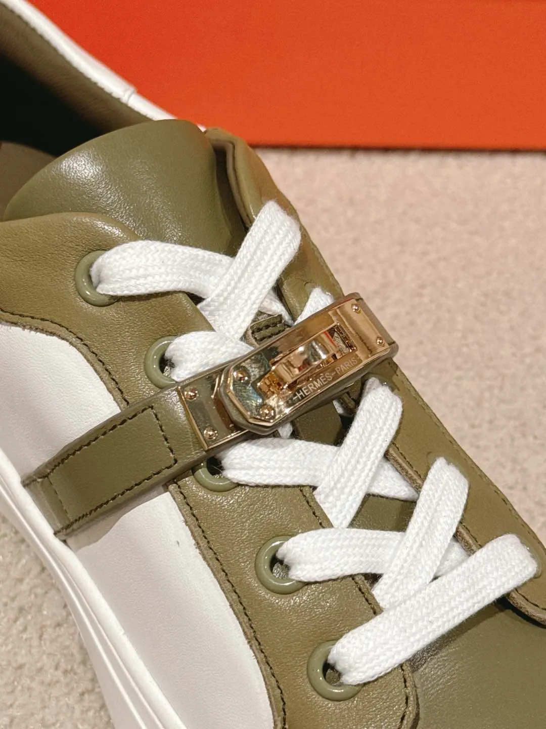 👟👟Ex-factory price 600👟👟Hermes top version couple model Epsom calfskin and calfskin loafer style lace-up sneakers, with functional rose gold-plated Kelly shoe buckles. Create a stylish urban look. Fabric: Specific cowhide/canvas material Lining: Sheepskin lining Outsole: Original molded TPU outsole Size: 35-45